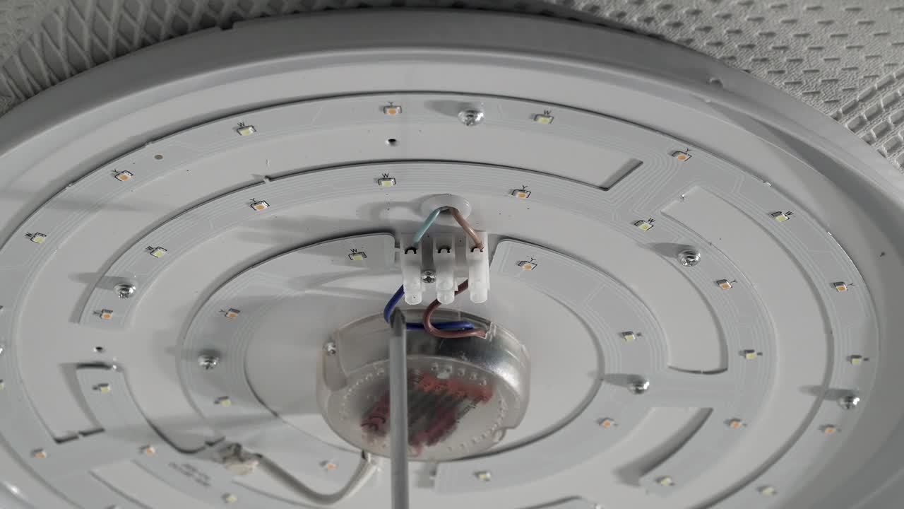 천장에 리모컨을 장착한 오픈 천장 조명