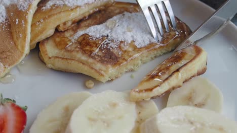 panqueques con plátano y jarabe