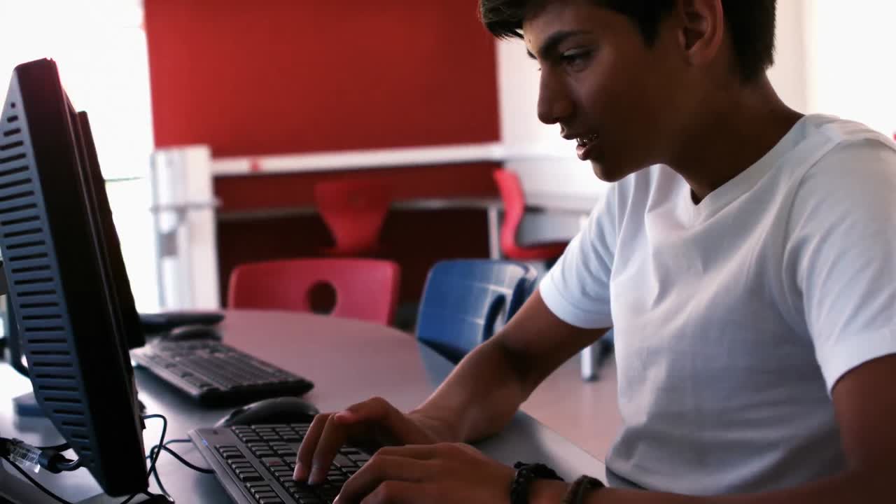 escolar atento usando una computadora