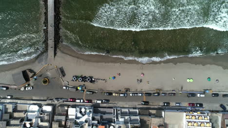 Birdseye-drone-shot-of-waves-hitting-a-beach-in-San-Bartolo,-Peru