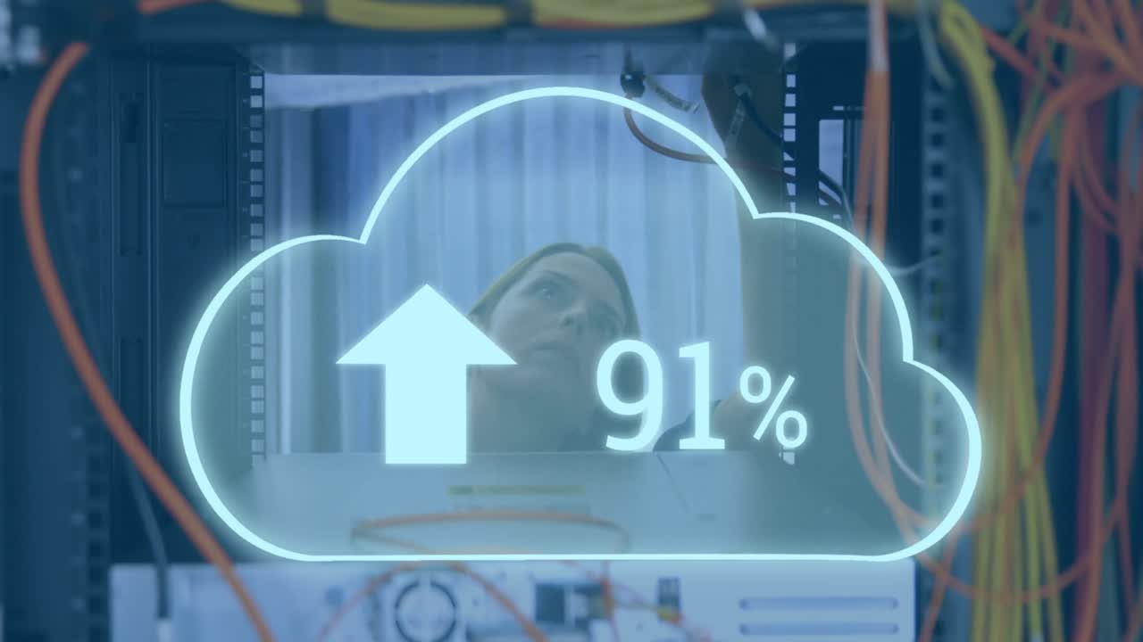 animación del icono de nubes sobre una trabajadora caucásica inspeccionando la sala del servidor