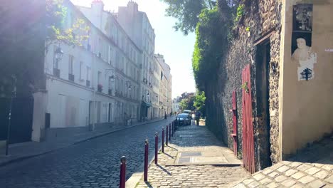 フランス、パリのモンマルトルの通りを歩く人々