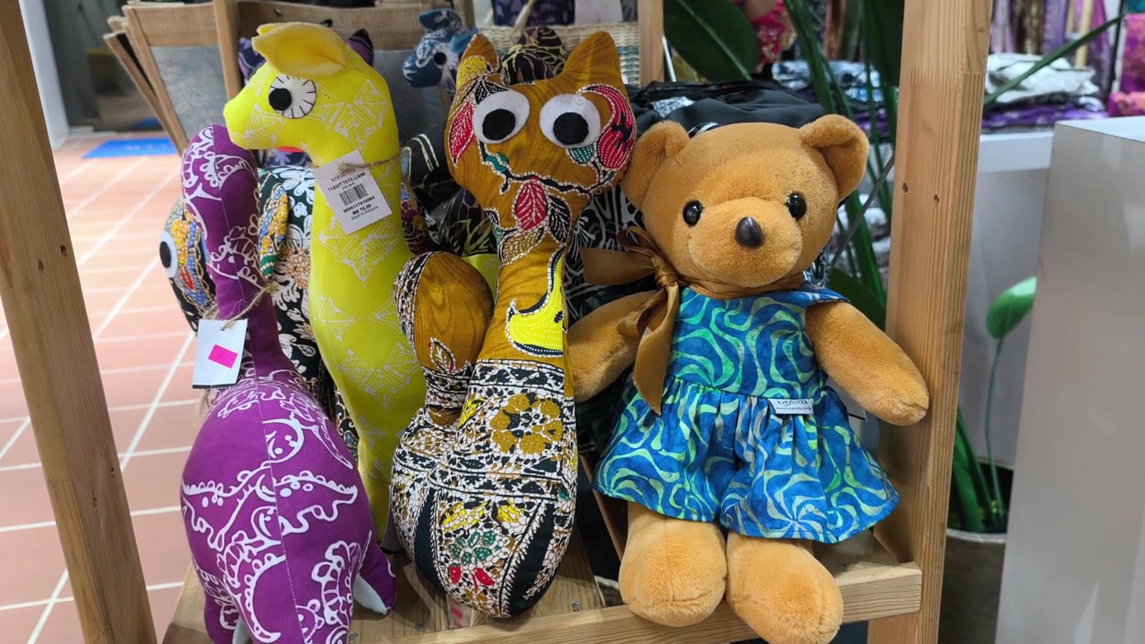 Pelúcias de animais de brinquedo feitas de tecido batik malaio tradicional. Estes itens coloridos e artesanais são lembranças ideais e peças decorativas.