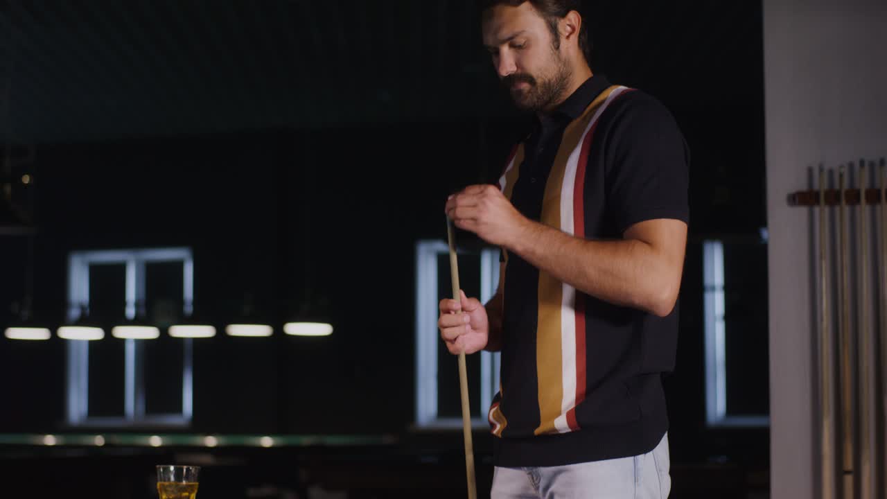 hombre jugando al billar.