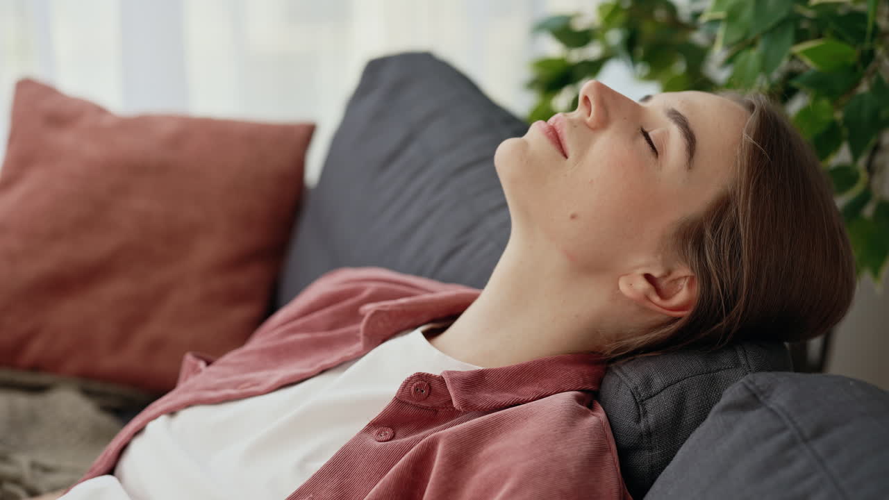 소파에서 휴식을 취하는 여자