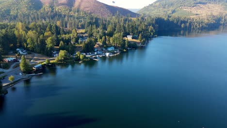 Drohnenaufnahme-Des-Mineralsee-Resorts-In-Der-Nähe-Des-Eingangs-Zum-Berg