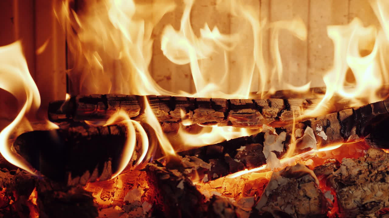벽난로 4k 비디오에서 문서 굽기