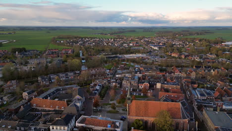 Vista-Aérea:-Ciudad-De-Dokkum-Con-La-Iglesia-En-El-Centro