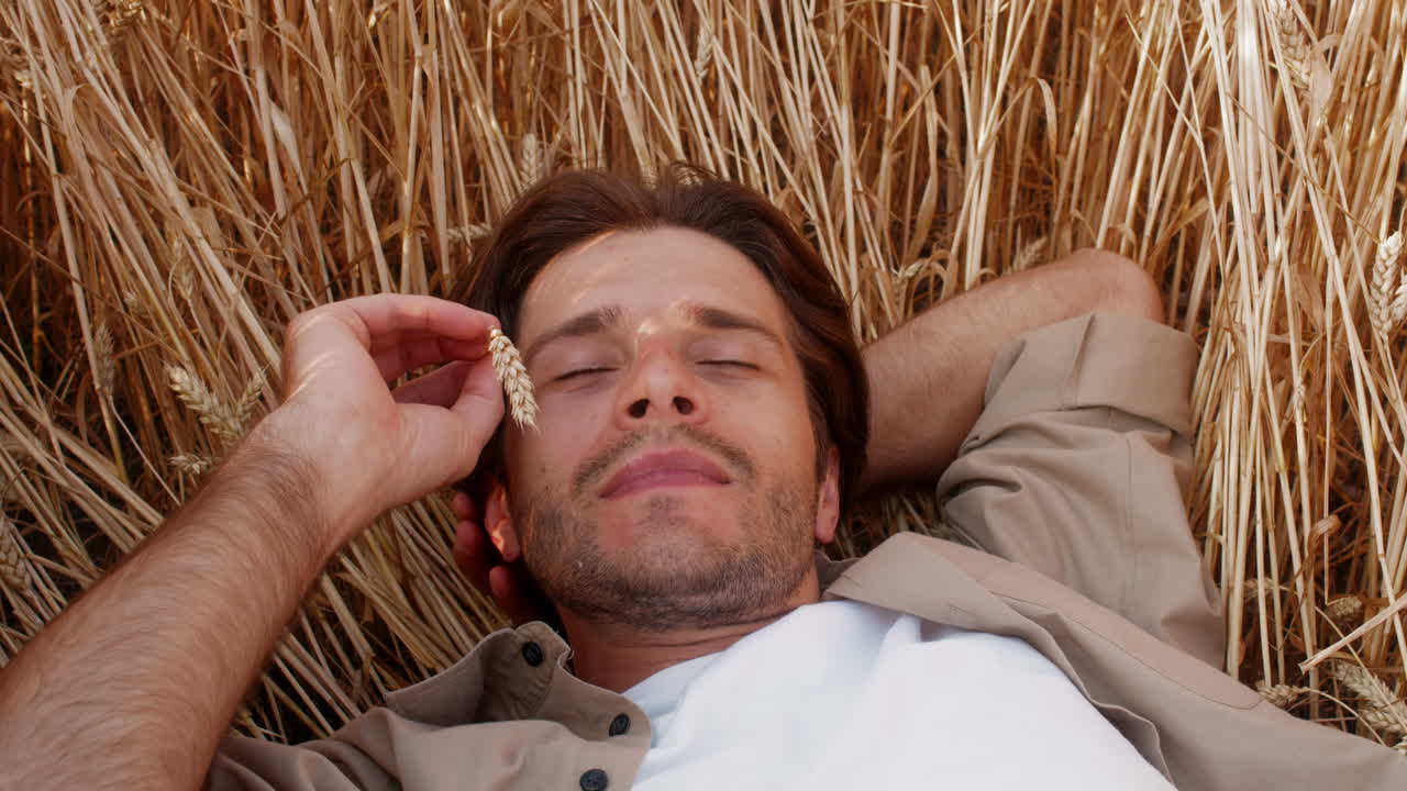 밀 에서 휴식을 취하는 사람