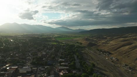 Aéreo-Cinemático-Dron-Atardecer-Tarde-Verano-Centro-Salida-Lime-Mill-Colorado-Cerca-Buena-Vista-Arkansas-River-Riverside-Park-Explorar-Surf-Olas-Andar-En-Bicicleta-Senderismo-Rafting-Rocky-Mountain-Down-Jib-Motion