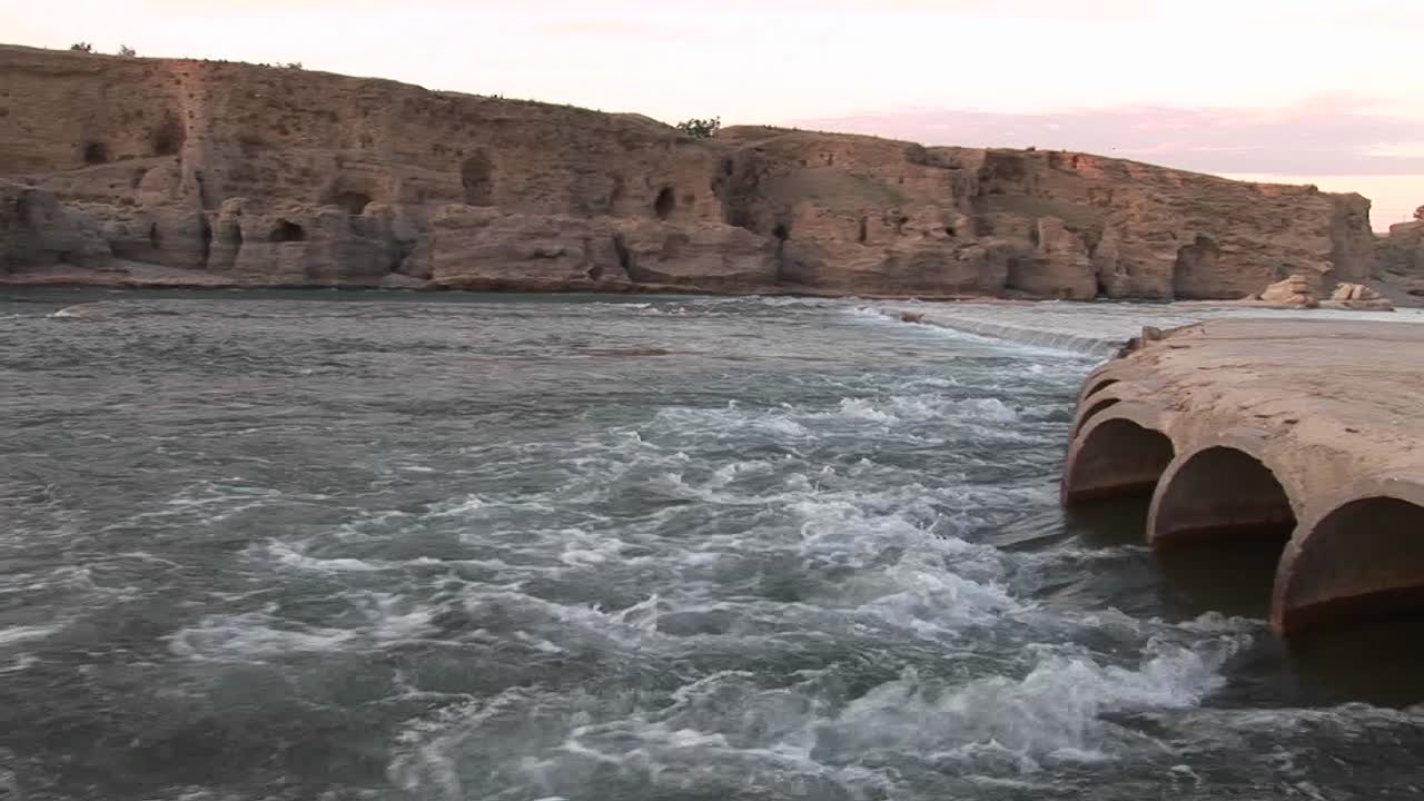이란의 아치형 댐