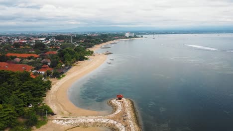 Hermosa-Playa-Cinematográfica-De-Sanur,-Metraje-De-Drones-De-Bali-Con-Paisajes-Interesantes,-Barcos-De-Pesca-Y-Clima-Tranquilo