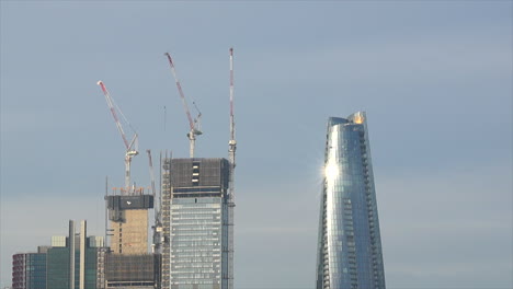 Sonnenlicht-Spiegelt-Sich-Im-Crown-Tower-In-Sydney,-Australien