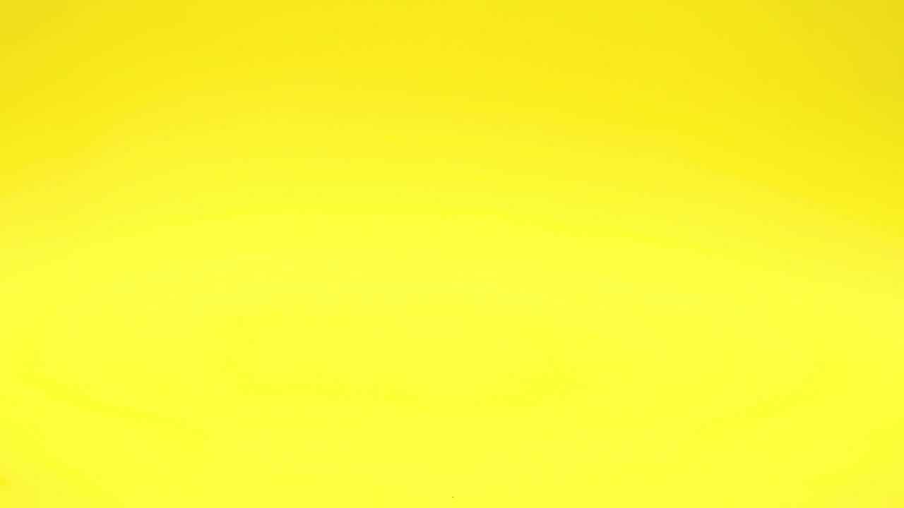 Auto d'epoca che trasporta libri sul tetto su sfondo giallo - Stop motion