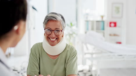 médico que consulta a un paciente anciano con lesión en el cuello