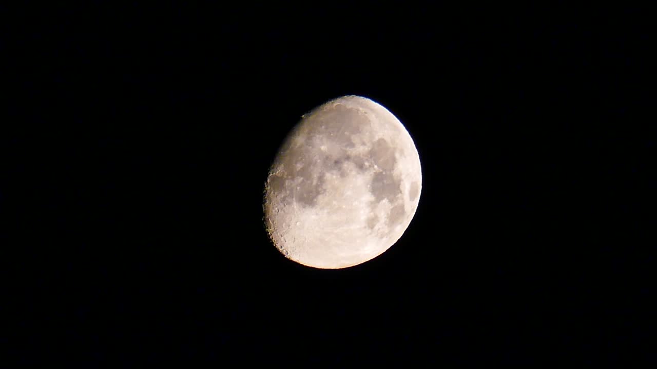 fases da lua - lua inchada, lua inchada à noite, lua inchado amarelo tonado, vídeo 4k,
