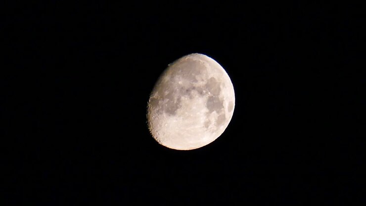 fases da lua - lua inchada, lua inchada à noite, lua inchado amarelo tonado, vídeo 4k,