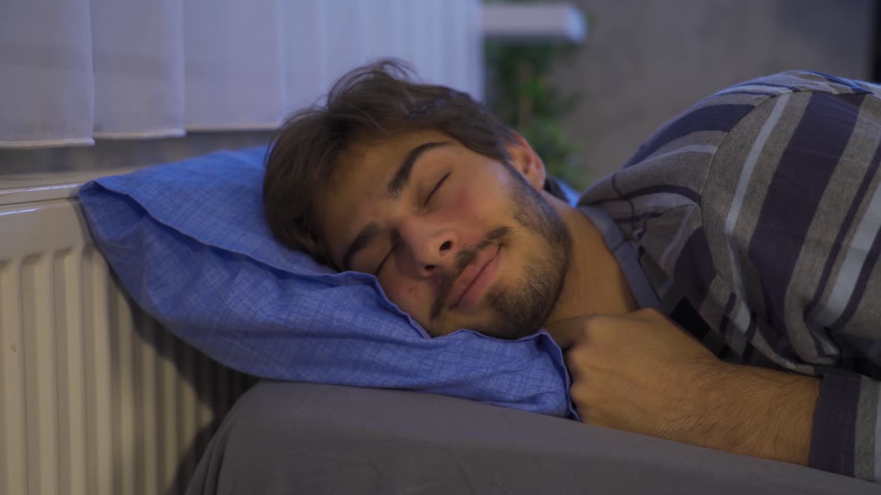 un hombre cansado se arroja a la cama por la noche.