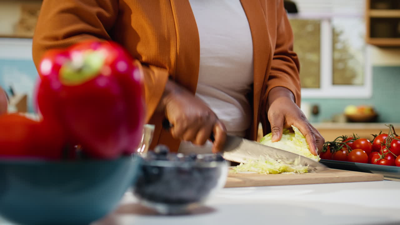 Vlog di cucina, processo di cottura, donna che prepara i pasti, taglia l'insalata