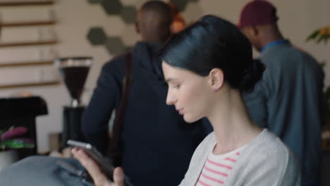 Joven-Mujer-De-Negocios-Tomando-Café-En-Una-Cafetería-Usando-Una-Tableta-Digital-Trabajando-En-Línea-Leyendo-Las-Redes-Sociales-Compartiendo-Un-Estilo-De-Vida-Exitoso-Disfrutando-De-Una-Concurrida-Tienda-De-Restaurante