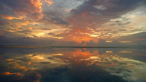 Malerische-Tropische-Wolkenlandschaft,-Die-Sich-Im-Wasser-Des-Pools-Am-Meer-Spiegelt