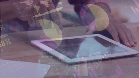 animación de estadísticas y procesamiento de datos sobre una mujer de negocios que usa tableta en una reunión