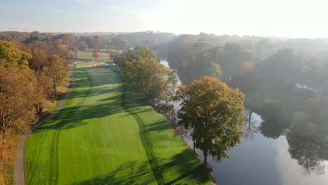 Schöne-Antenne-Des-Lancaster-Country-Club,-Conestoga-River-Fairway,-Wunderschönes-Morgenlicht