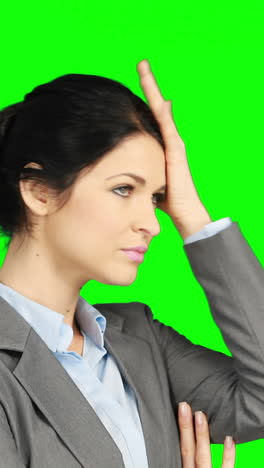 mujer de negocios preocupada sosteniendo su cabeza