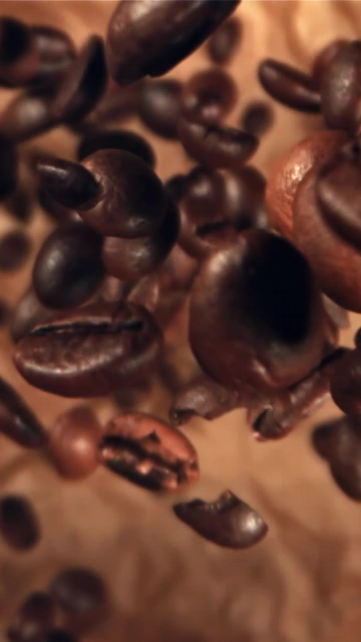 Fagioli di caffè arrostiti che cadono al rallentatore