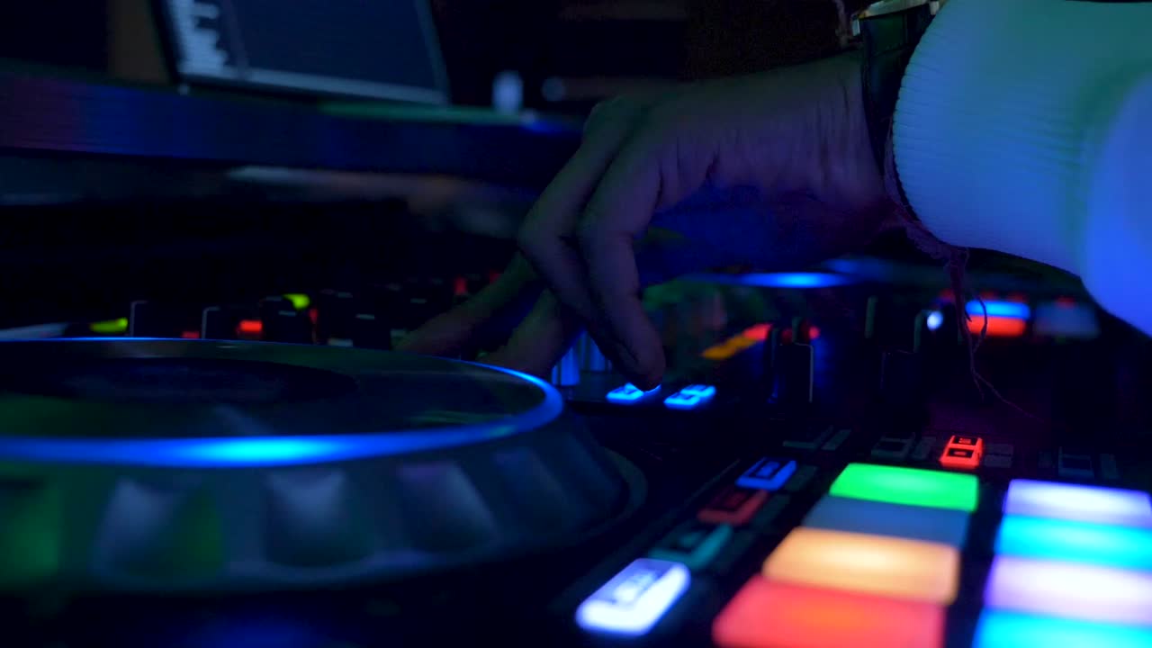 un dj de discoteca entreteniendo a una audiencia