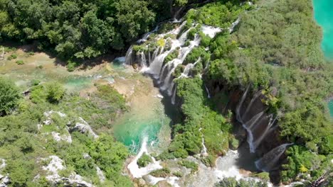 vista de aves toma de drones de cascadas en el bosque