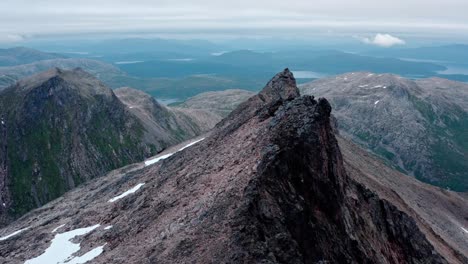 Pinnacle-Peaks-Von-Kvænan,-Insel-Senja,-Norwegen