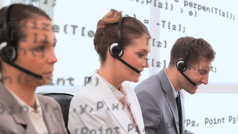 animación del procesamiento de datos financieros sobre personas que llevan auriculares de teléfono