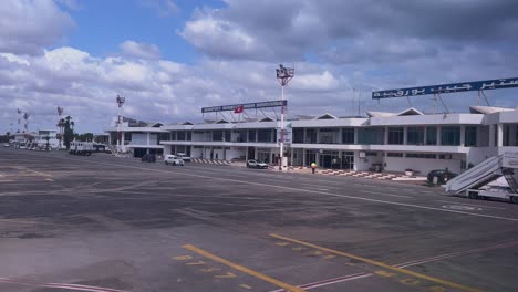 terminal del aeropuerto de monastir en túnez, vista exterior