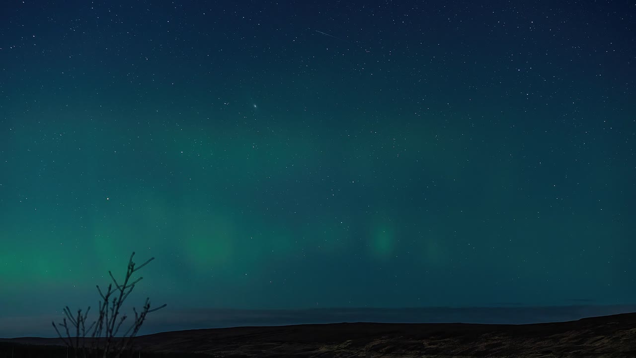 루이스 섬의 백마을에 있는 오로라 보레알리스의 망원 렌즈에 대한 시간 경과