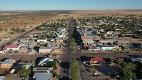 Antenne:-Drohne-Schoss-Langsam-Vorwärts-über-Die-High-Street-In-Winton,-Queensland,-Australien