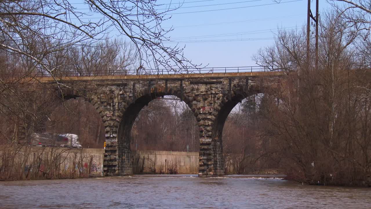 여객열차가 오래된 돌다리를 건너다