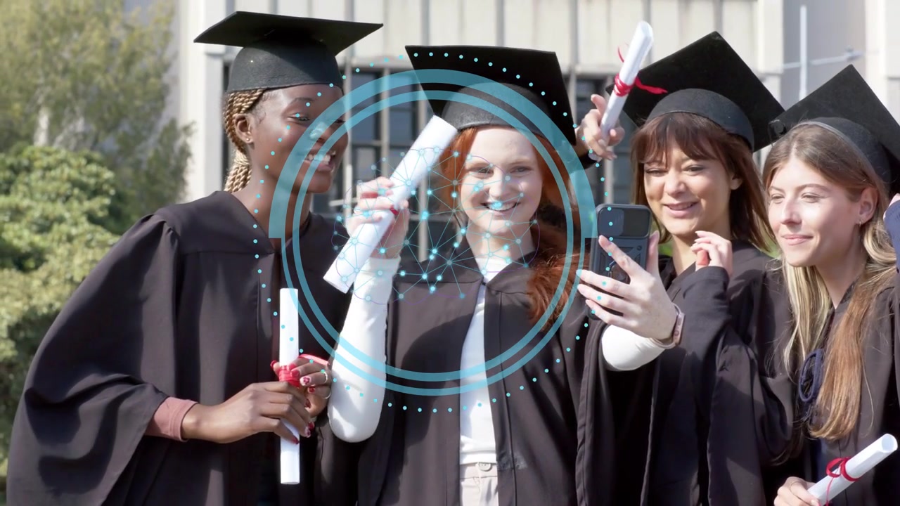 Quattro donne che festeggiano la laurea, una donna che alza il telefono, diplomi che sventolano, sovrapposizione blu animata al centro