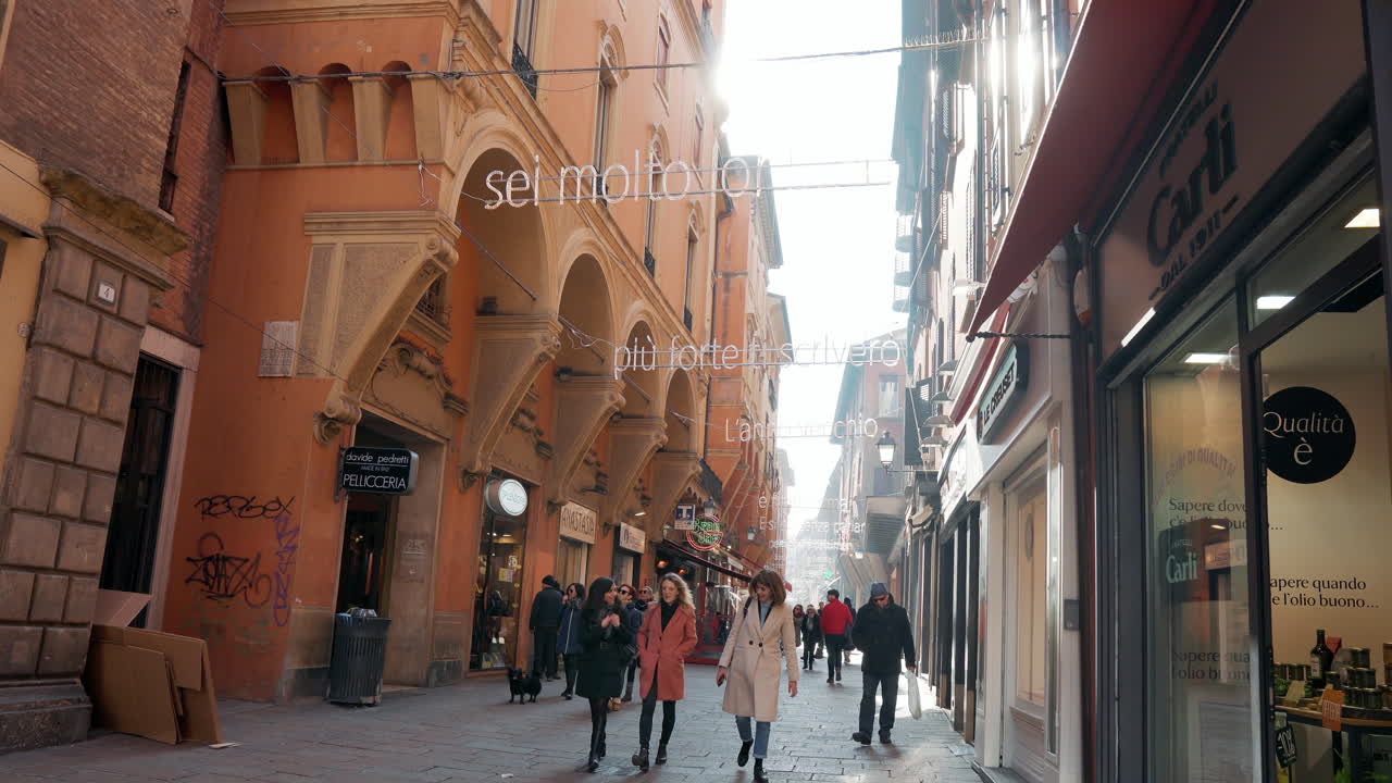 이탈리아 볼로냐: 비는 거리 풍경