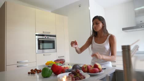 mujer preparando una comida saludable en la cocina