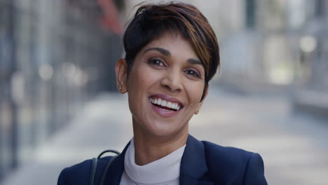 Retrato-Joven-Hermosa-Mujer-De-Negocios-Hispana-Sonriendo-Disfrutando-De-Un-Estilo-De-Vida-Urbano-Profesional-En-Cámara-Lenta-De-La-Ciudad