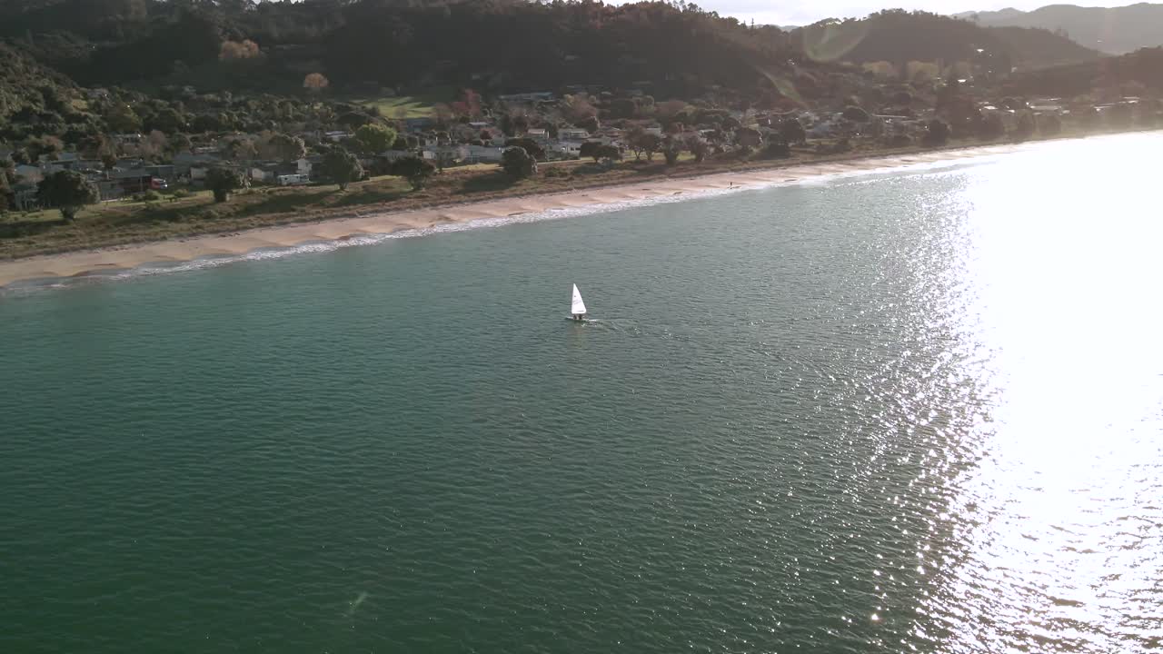 pequeño yate láser navegando en la bahía