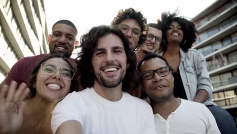 jóvenes sonrientes hablando a la cámara
