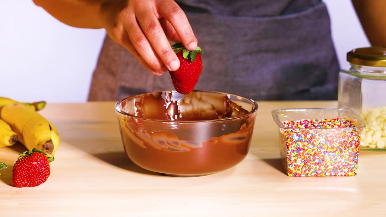 sumergir fresas en chocolate con salpicaduras