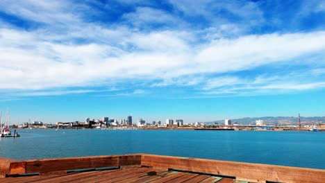 Un-Dron-Desciende-Lentamente-Y-Luego-Se-Alinea-Para-Aterrizar-Frente-A-La-Ciudad-Urbana-En-Un-Día-Soleado