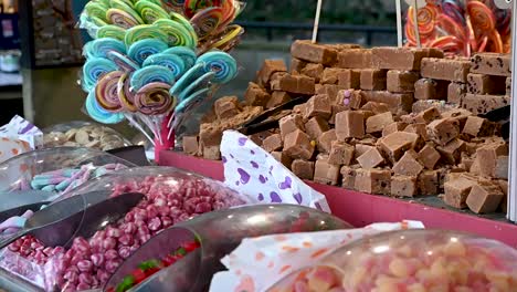 Tasty-Christmas-Sweets,-Tower-Bridge,-London,-United-Kingdom