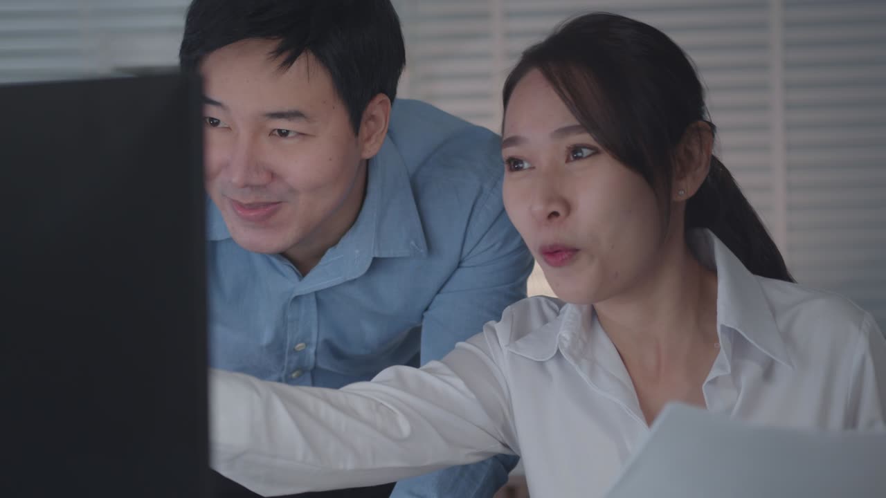 아시아 사업가와 사업가 여성이 데스크 컴퓨터 화면을 보고 사업 프로젝트를 설명하는 것에 대해 논의하고 있습니다.