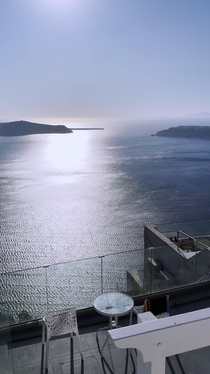 Aussicht auf die Santorini-Caldera von einer Gebäudeterrasse