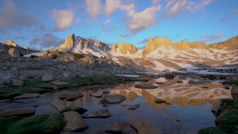 picos alpinos de alta sierra y agua en el parque de granito 5