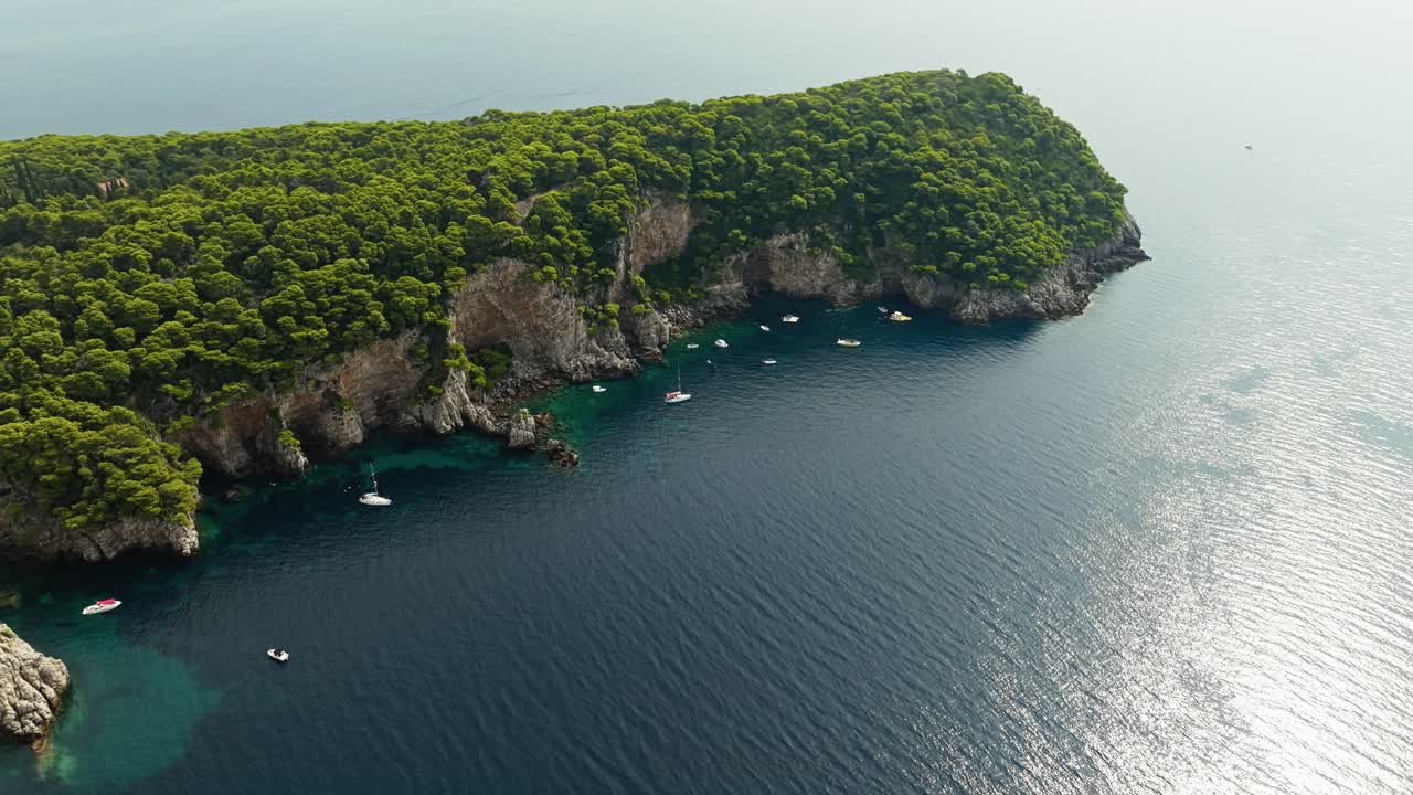 vista aérea de veleros en las aisladas bahías de kalamota, isla de kolocep cerca de dubrovnik, croacia